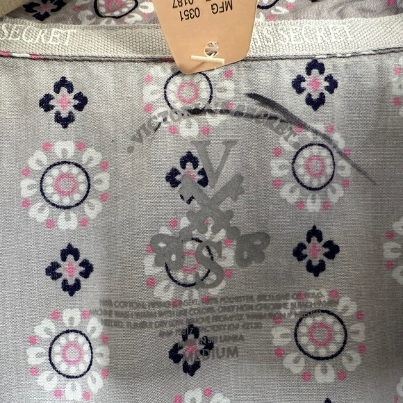 Victoria's Secret Printed Long Sleeve Front Button Pajama Top Sz Medium Cotton - Picture 5 of 6